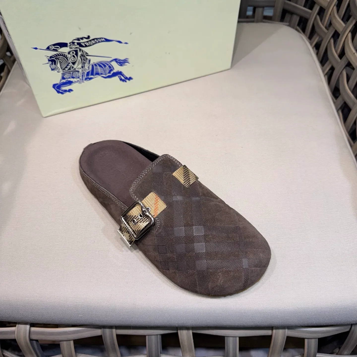 Men's Men's Shoes 💰360 [New Style] 🐝🐝Burberry New Burberry - Men's Checked Leather Urchin Half-Flop Sandal Made of soft suede cowhide and calfskin, these half-flop sandals feature an adjustable B-shaped buckle strap and are decorated with the signature sand-colored Burberry check in jacquard worsted. The upper wraps around the midsole and is paired with a sole made of the same upper material with an embossed logo on the heel and a wavy rubber outsole embellished with the Burberry lettering. Fashionable and casual! Comes with full set of original packaging dust bag! Code number: 39-40-41-42-43-44 standard code (38/45 can be customized and returns and exchanges are not supported)